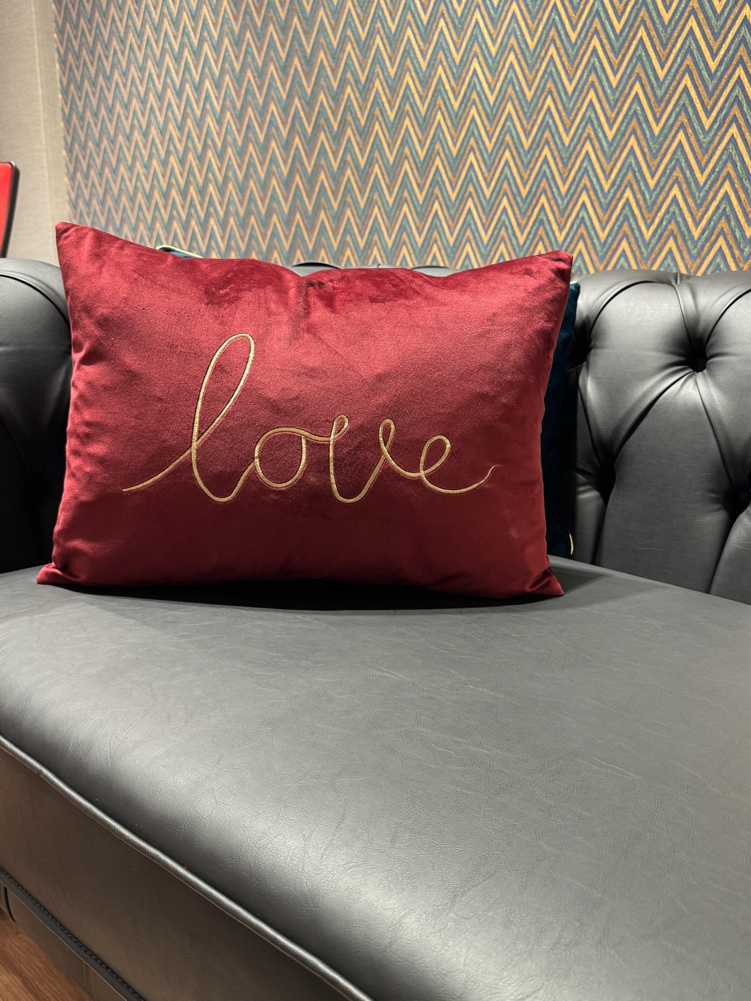 Love İşlemeli Kırlent Kılıfı Bordu