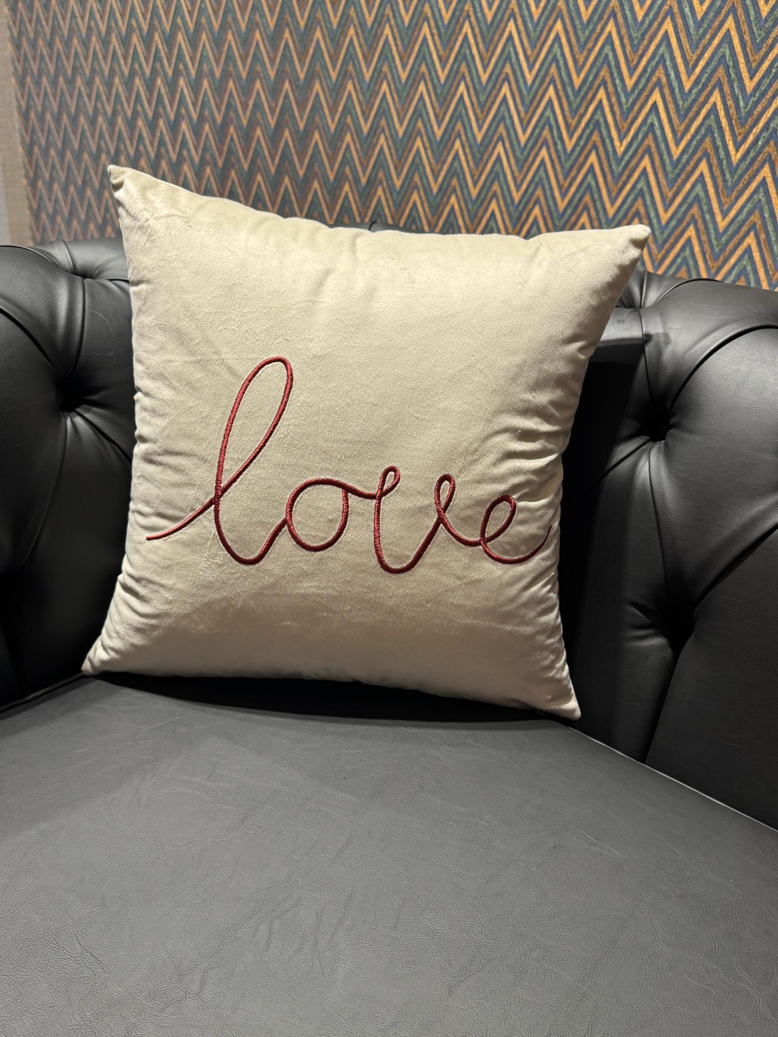 Love İşlemeli Kırlent Kılıfı Ekru