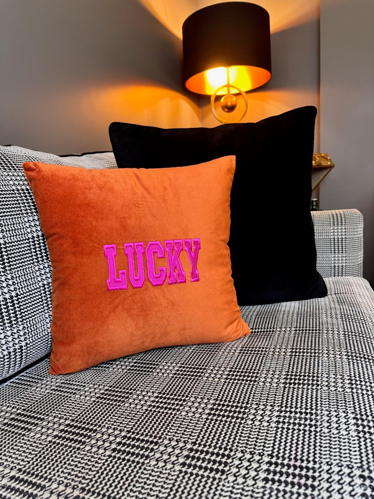 Lucky Nakış İşlemeli Kırlent Kılıfı Kiremit