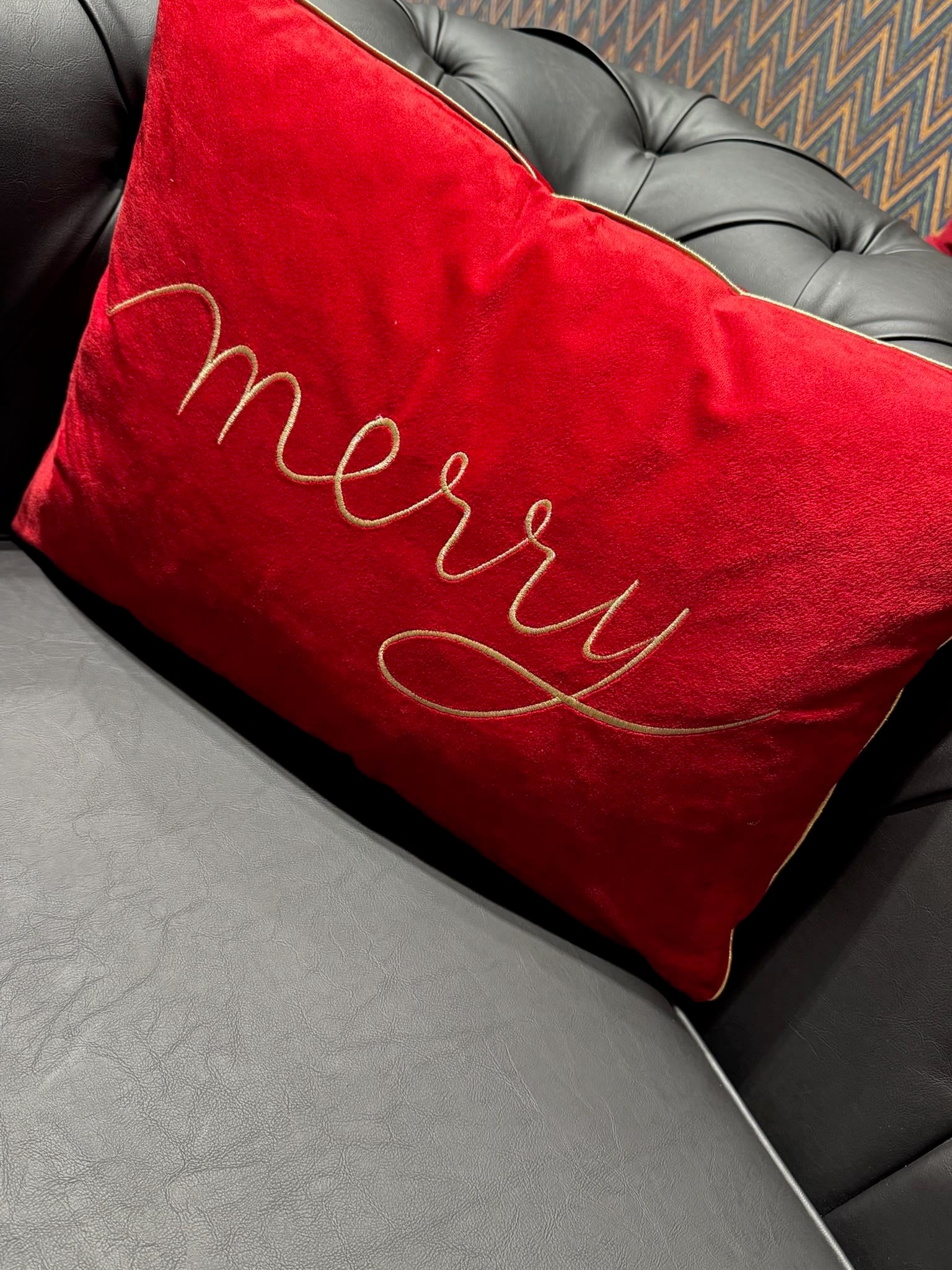 Merry İşlemeli Kırlent Kılıfı Kırmızı