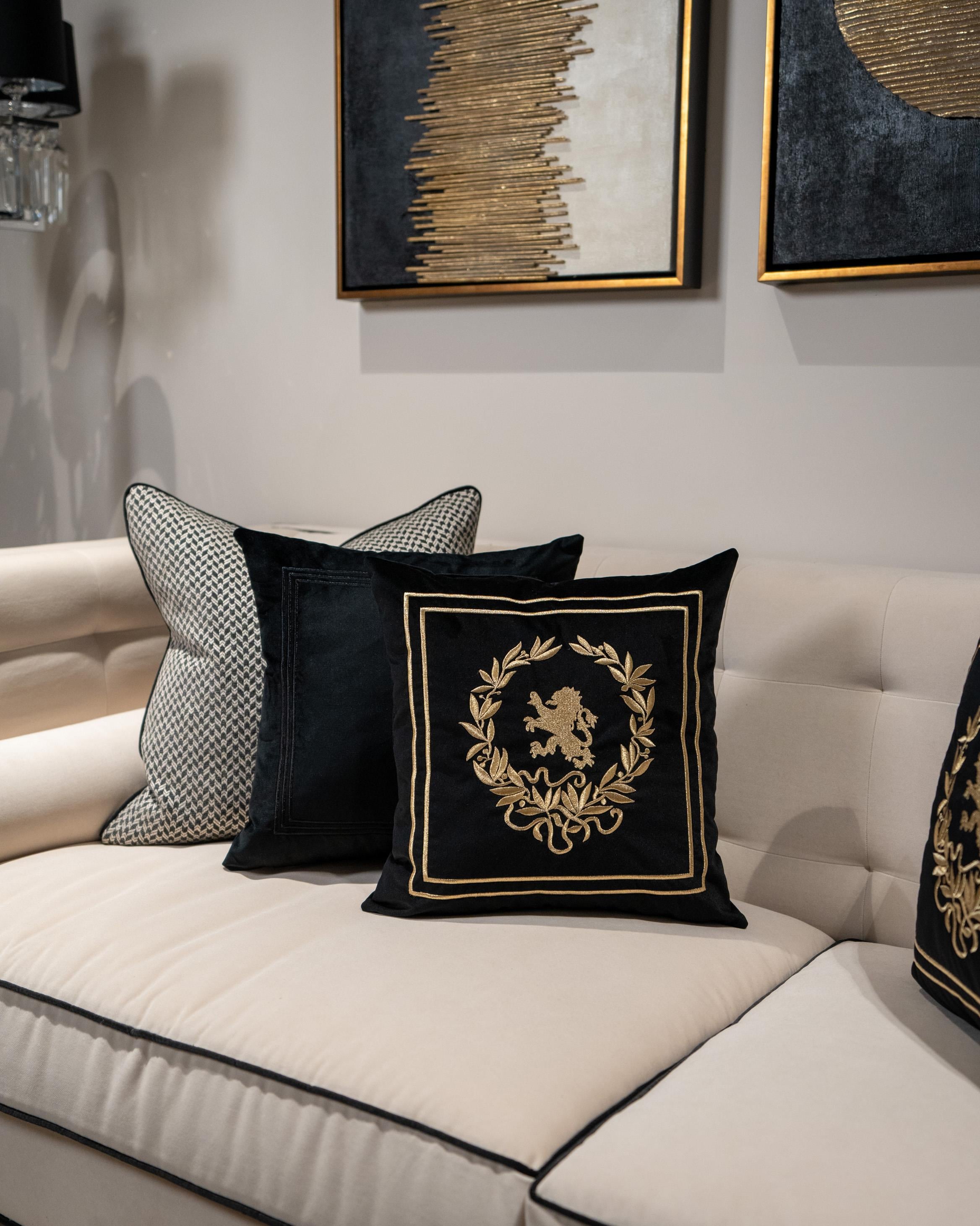 Nakışlı Kırlent Kılıfı Kraliyet Aslanı Siyah Gold    