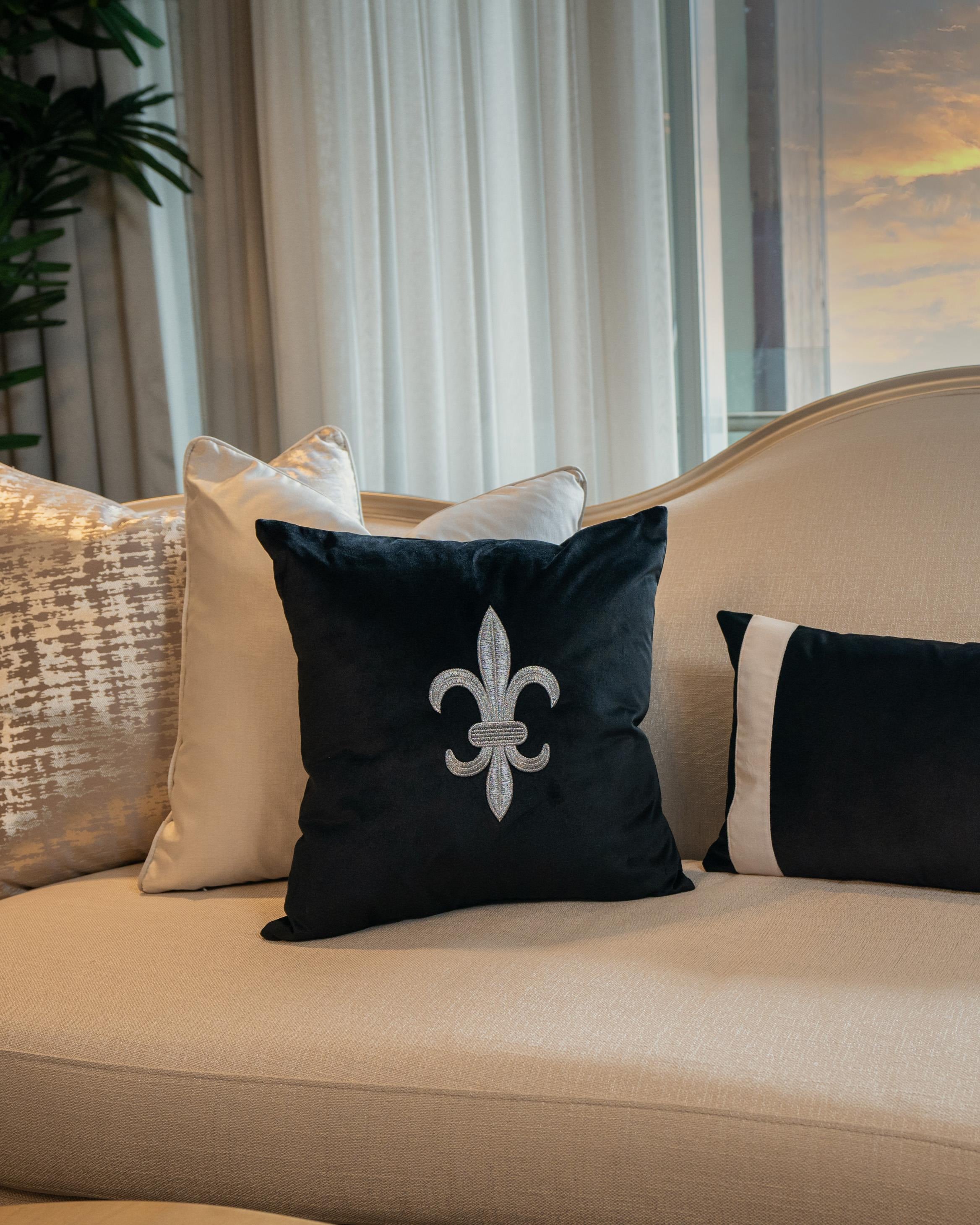 Refcrea Nakışlı Kırlent Kılıfı Fleur De Lis Modeli Siyah Gümüş 