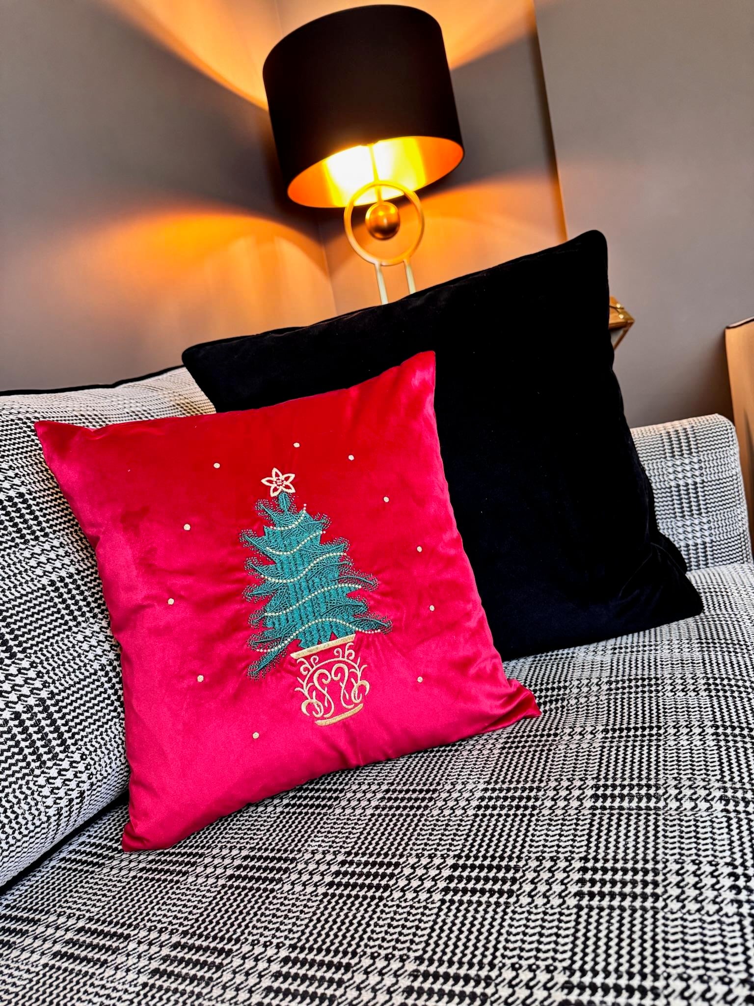 Yılbaşı Ağacı Nakış İşlemeli Kırlent Kılıfı Kırmızı