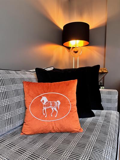 Atlı Model Nakış İşlemeli Kırlent Kılıfı Kiremit - Gold