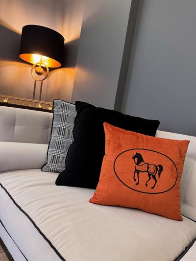 Atlı Model Nakış İşlemeli Kırlent Kılıfı Kiremit - Siyah