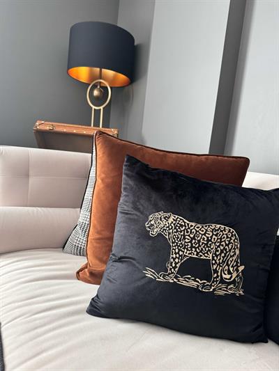 Kaplan Nakışlı Kırlent Kılıfı Siyah - Gold