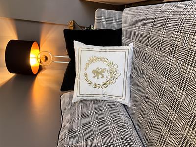 Kraliyet Aslanı Sembolü Nakışlı Kırlent Kılıfı Ekru - Gold    