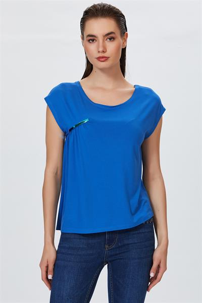 Kayık Yaka Şerit Aksesuarlı Bluz 022-1050