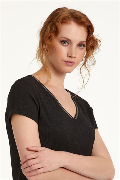 V Yaka Eteği Yırtmaçlı Bluz 023-1050