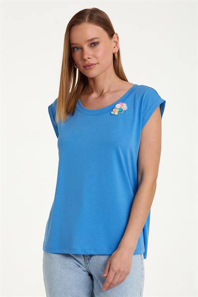 Yakası Pullu Ve Taşlı Süs Aksesuarlı Düşük Kol Bluz 023-1057