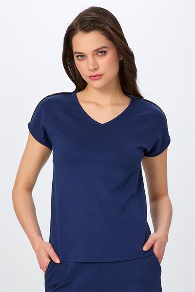 V Yaka Omuzu Şerit Detaylı S-Shirt 026-2104