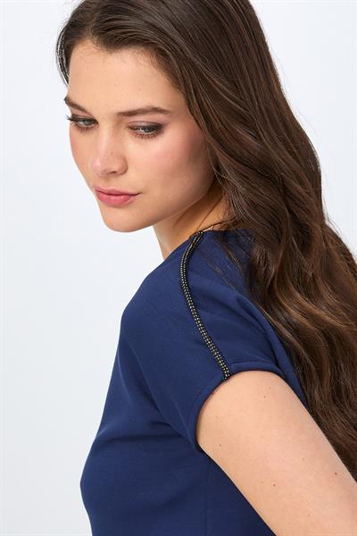 V Yaka Omuzu Şerit Detaylı S-Shirt 026-2104