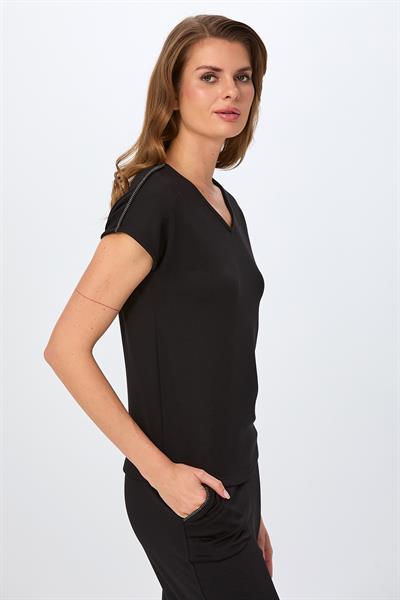 V Yaka Omuzu Şerit Detaylı S-Shirt 026-2104