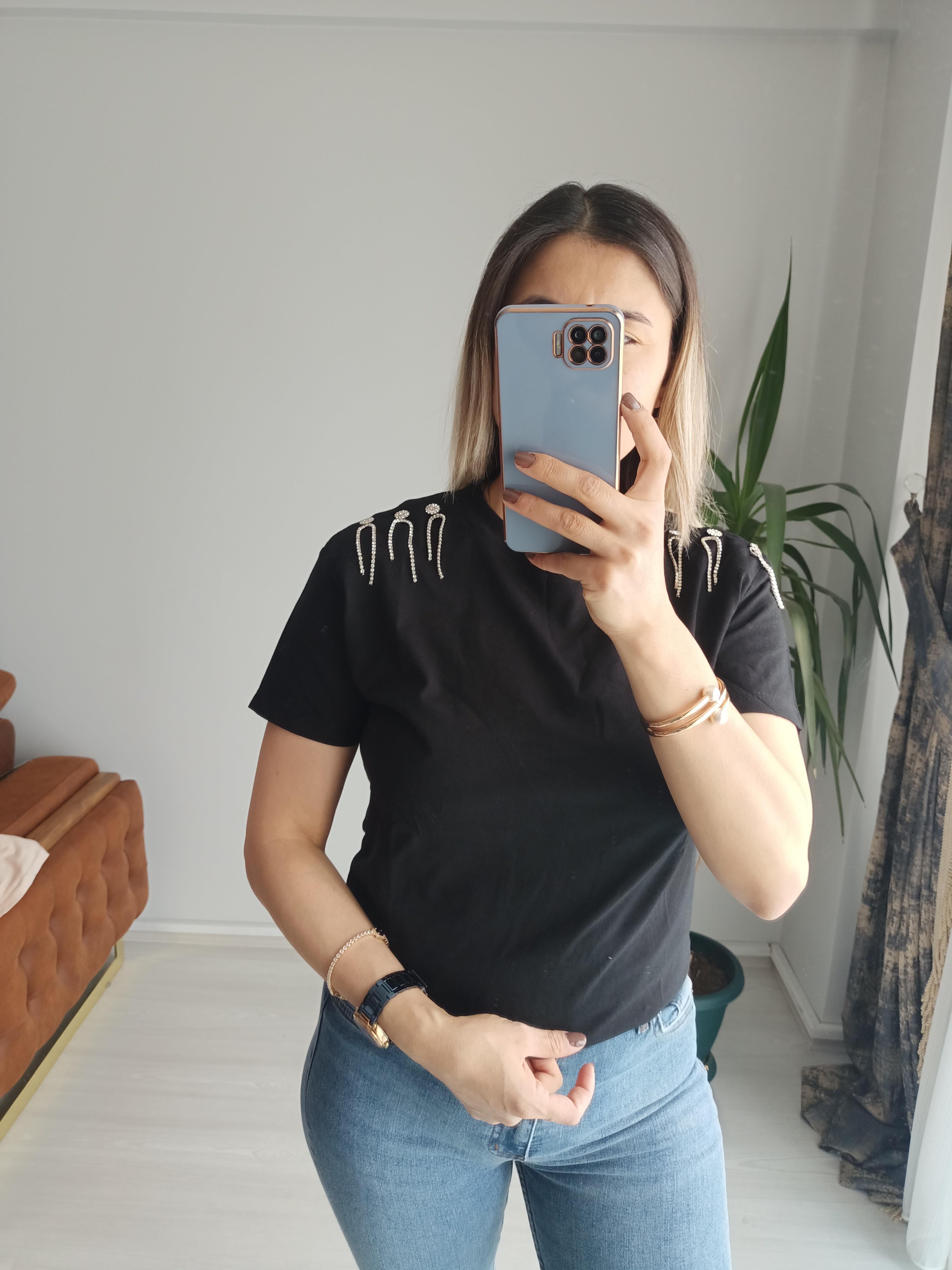 Omuz taşlı tişört Siyah