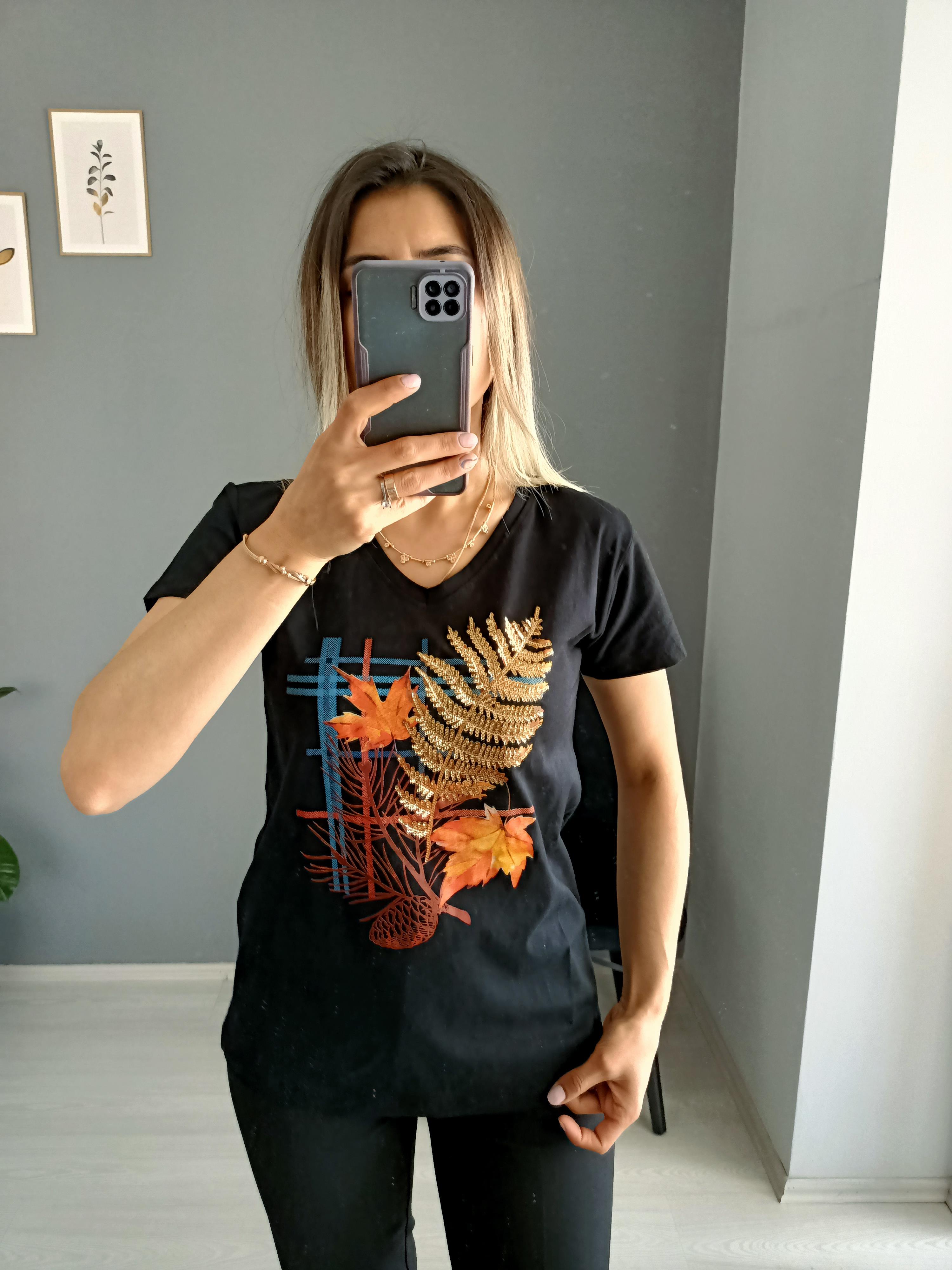 Yaprak desenli tişört 