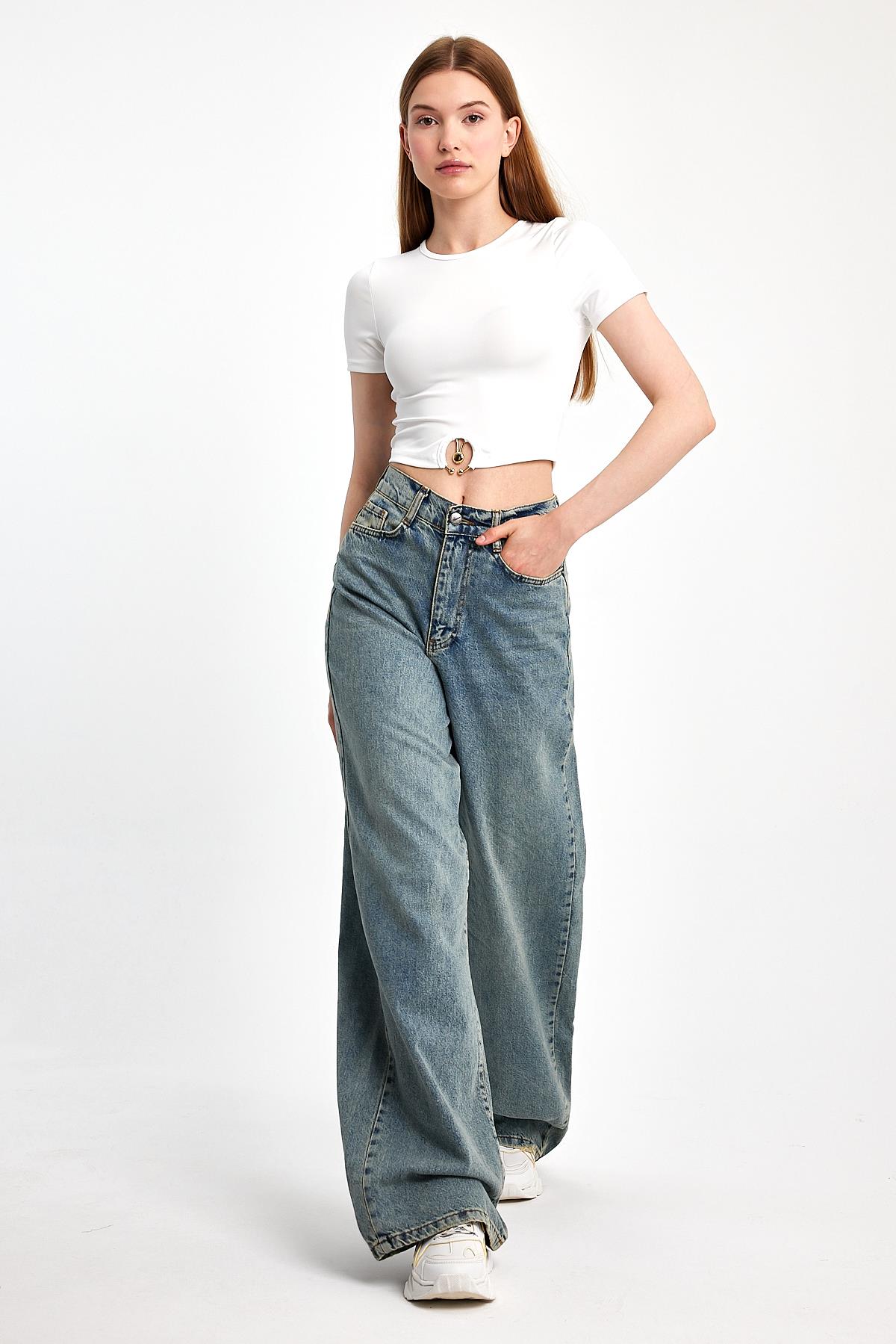 Ön Halkalı Crop Bluz – Esnek Fit, Metal Aksesuar DetaylıİHRAÇ PAZARIBluz-Crop