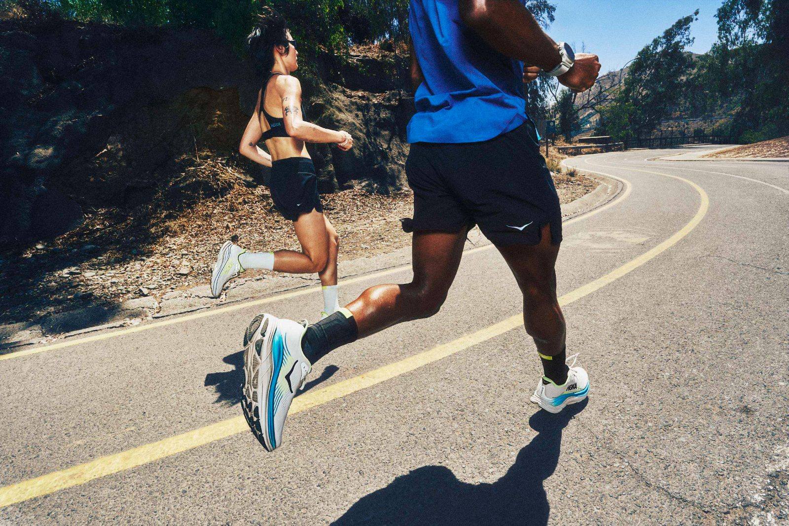 Hoka Clifton 11 ile yolda koşan iki koşucu