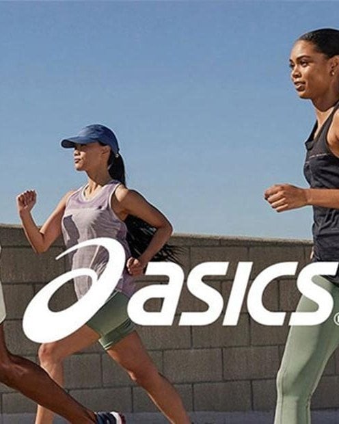 Asics koşu ayakkabılarıyla koşan sporcular