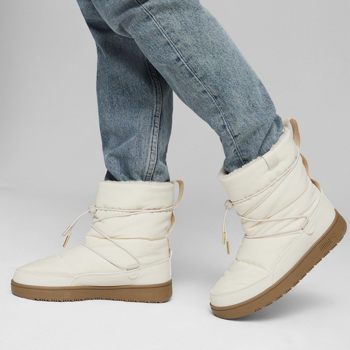 Puma Snowbae kadın bot kot pantolonla ayakta