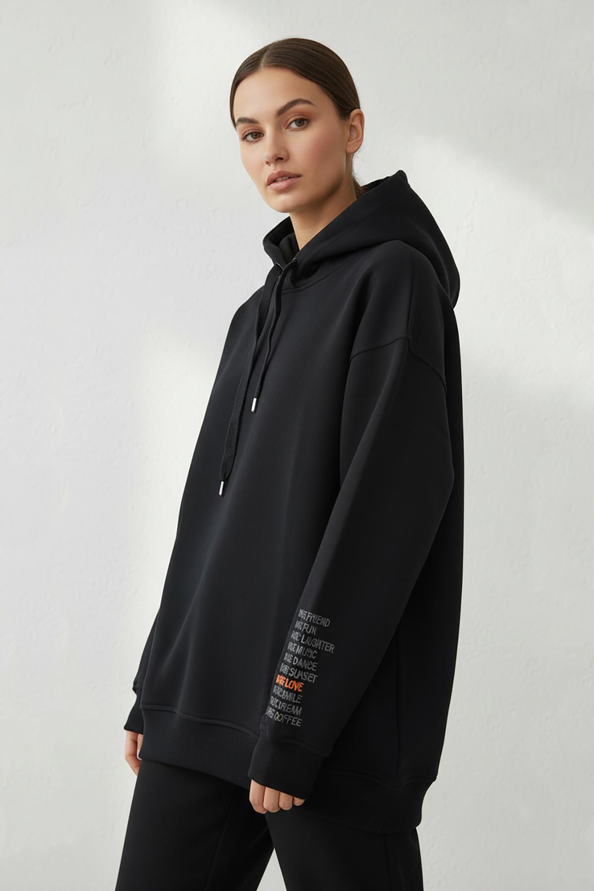 Kadın Jennifer Kapşonlu Kol Yazılı Üç İp Şardonlu Sweatshirt Siyah