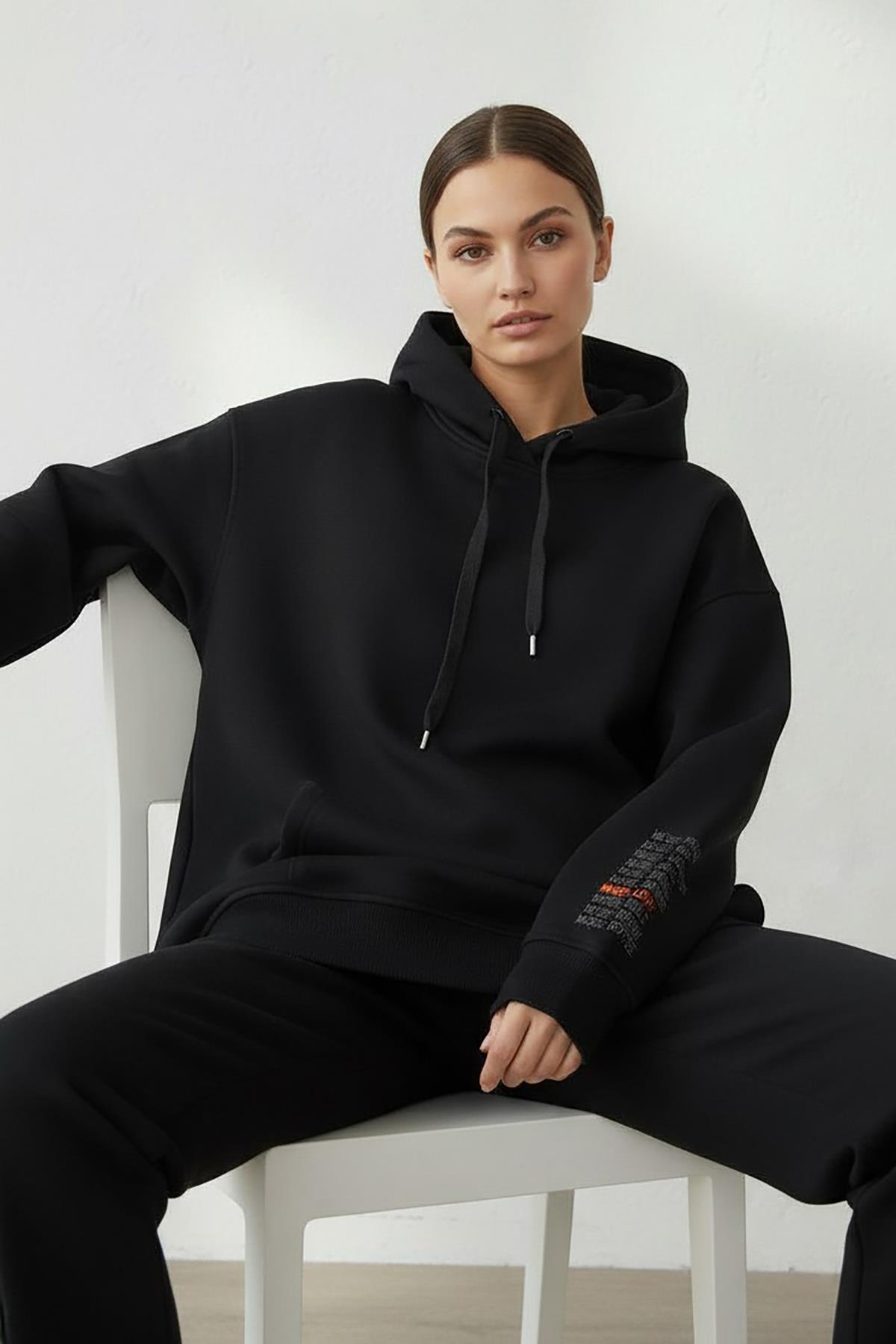 Kadın Jennifer Kapşonlu Kol Yazılı Üç İp Şardonlu Sweatshirt Siyah
