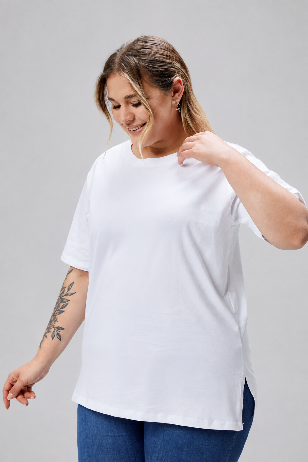 BANEGA Curve Büyük Beden Beyaz Boyfriend Bisiklet Yaka Yırtmaçlı Pamuk Örme T-Shirt