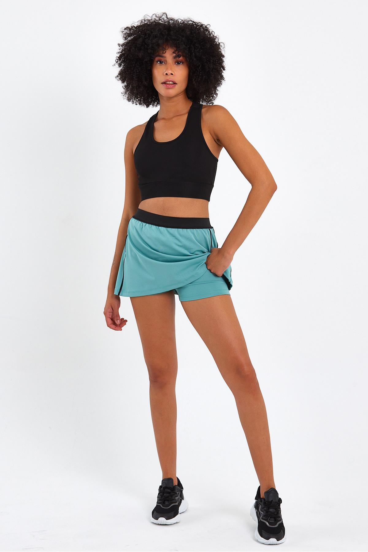 Lezbiyenlarning bir-birining mushuklarini silashini tomosha qiling