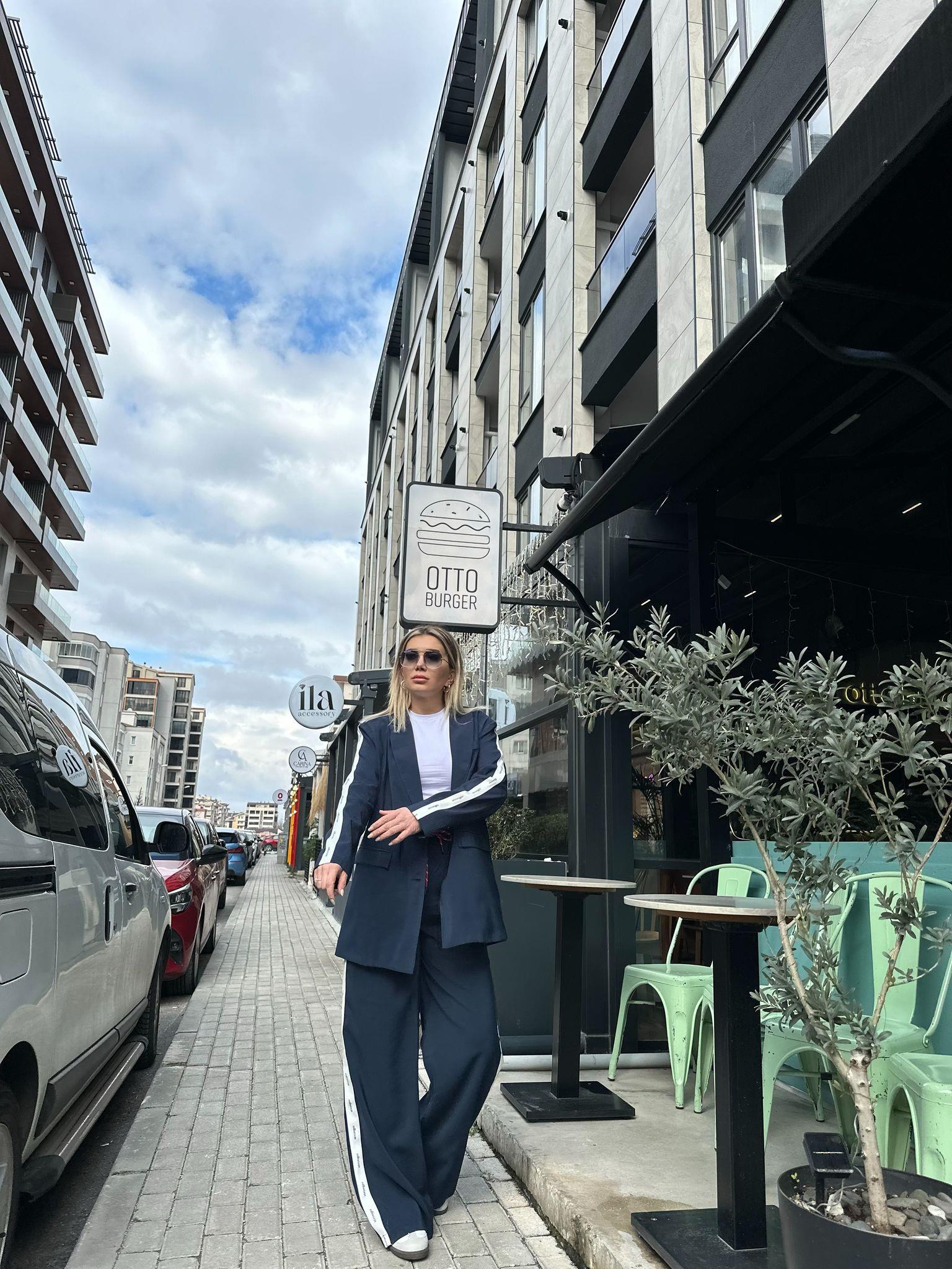 Lacivert Şerit Yazı Detay Pantolon