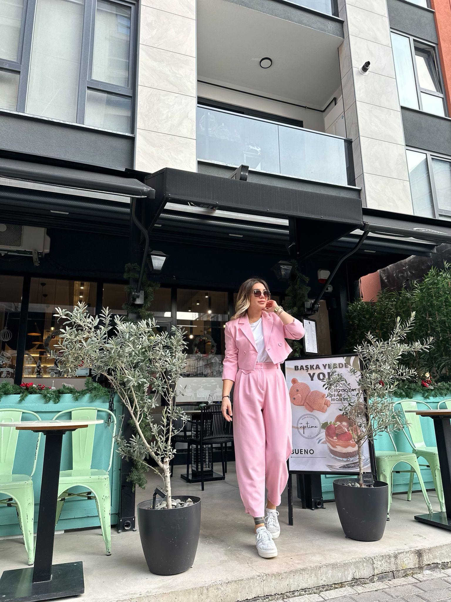 Pembe Ceketli Takım