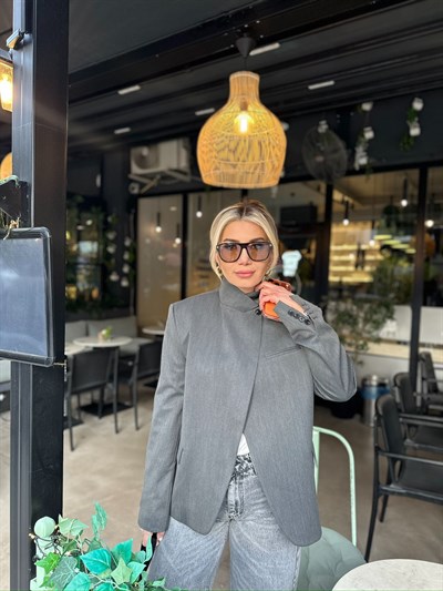 Gri Dik Yaka Ceket Düğme Detay