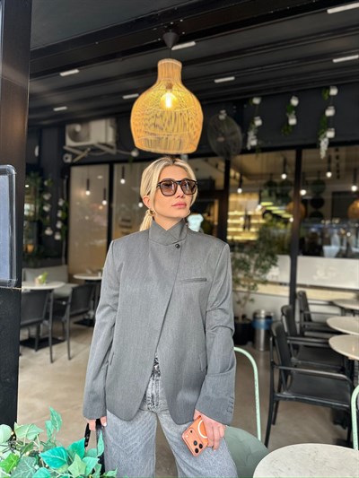 Gri Dik Yaka Ceket Düğme Detay