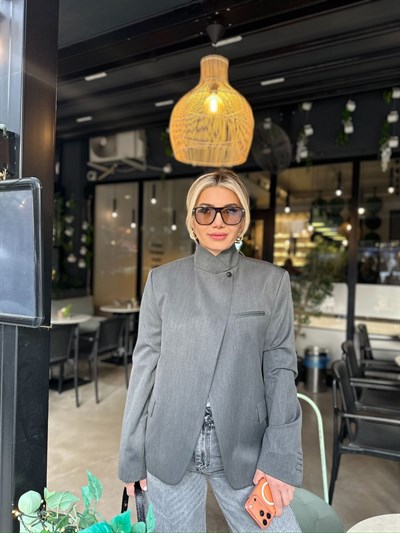 Gri Dik Yaka Ceket Düğme Detay