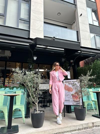 Pembe Ceketli Takım