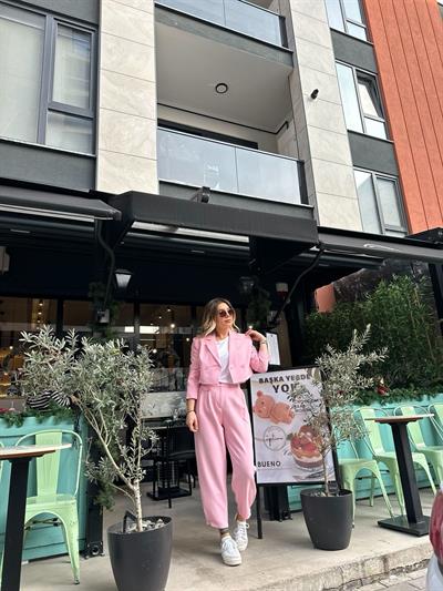Pembe Ceketli Takım