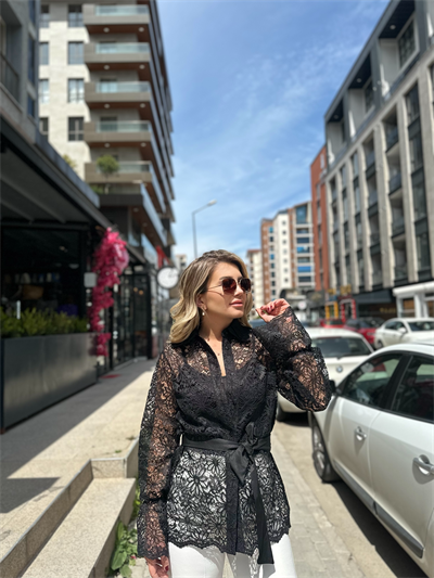 Siyah Dantel Kuşaklı Gömlek