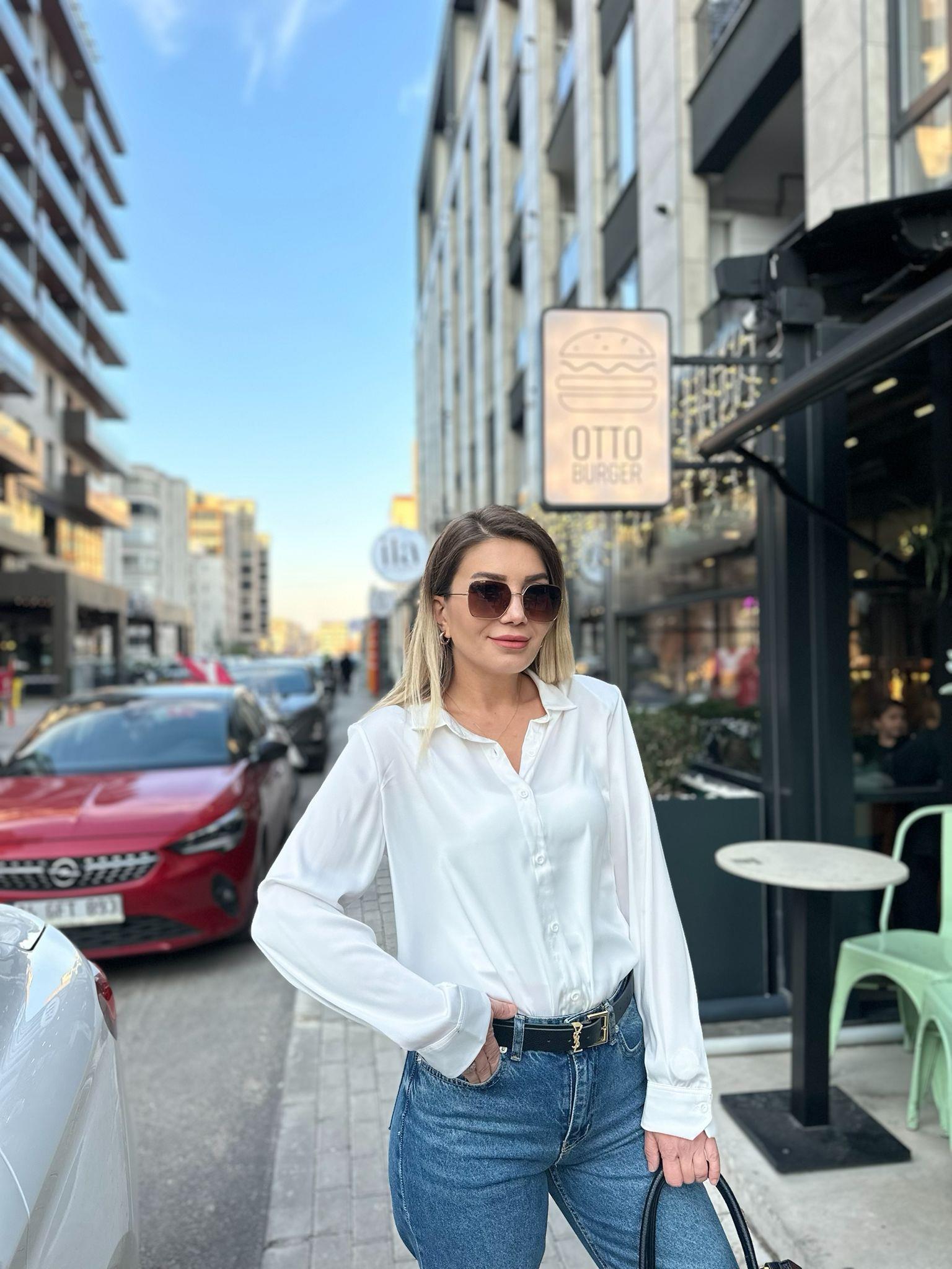 Beyaz Saten Vatkalı Gömlek