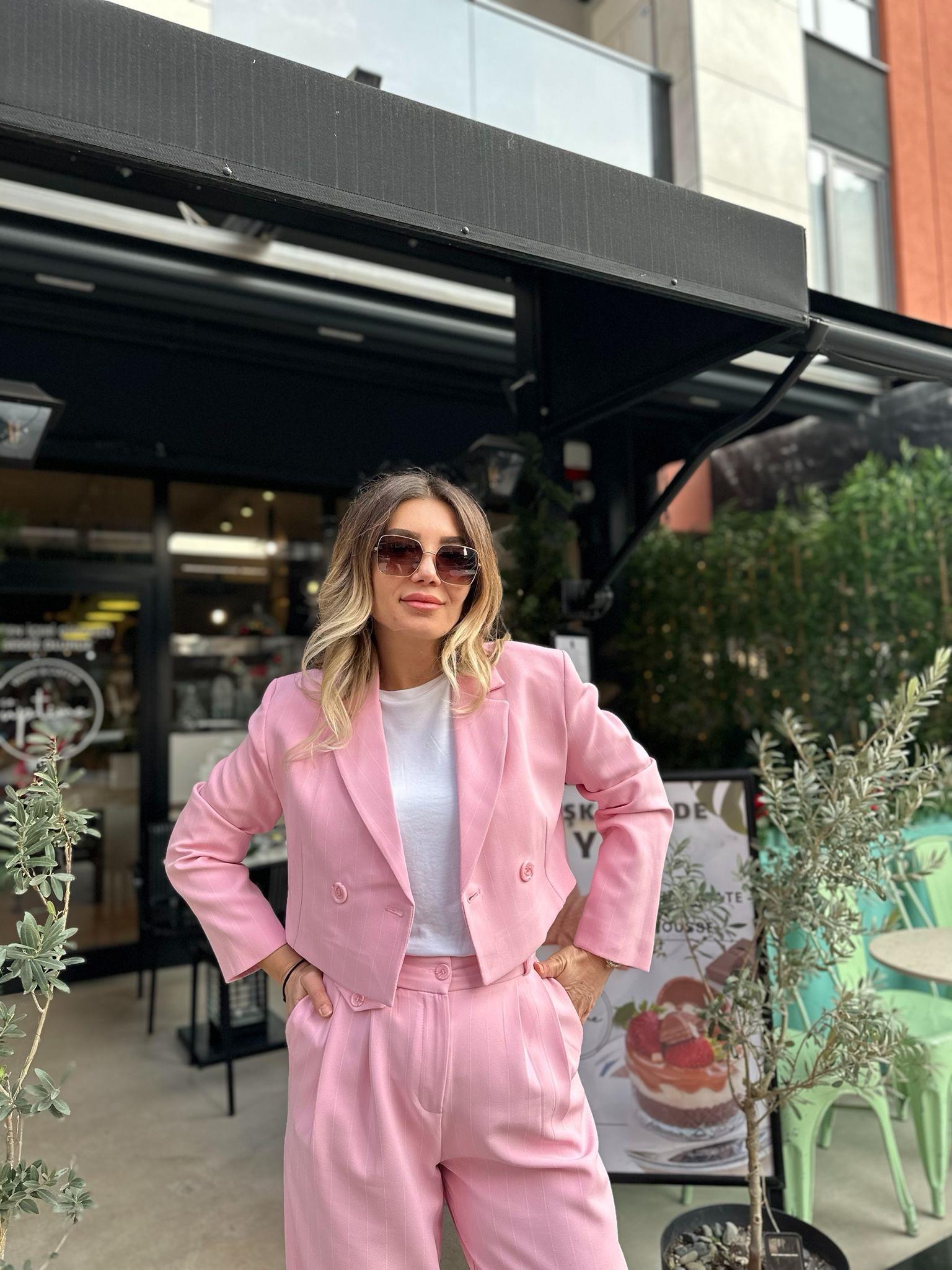 Pembe Ceketli Takım