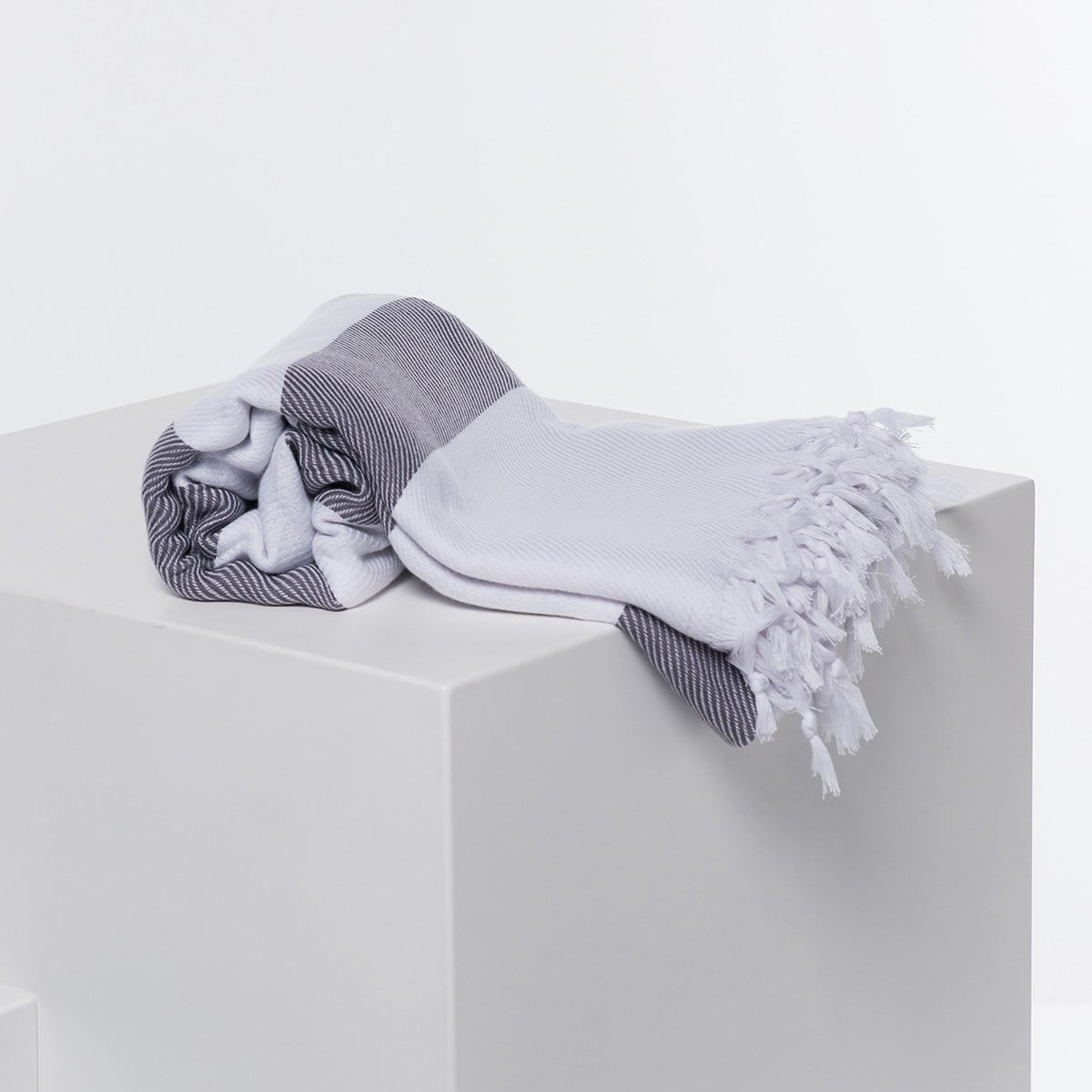 Soho Throw White - Dark Grey