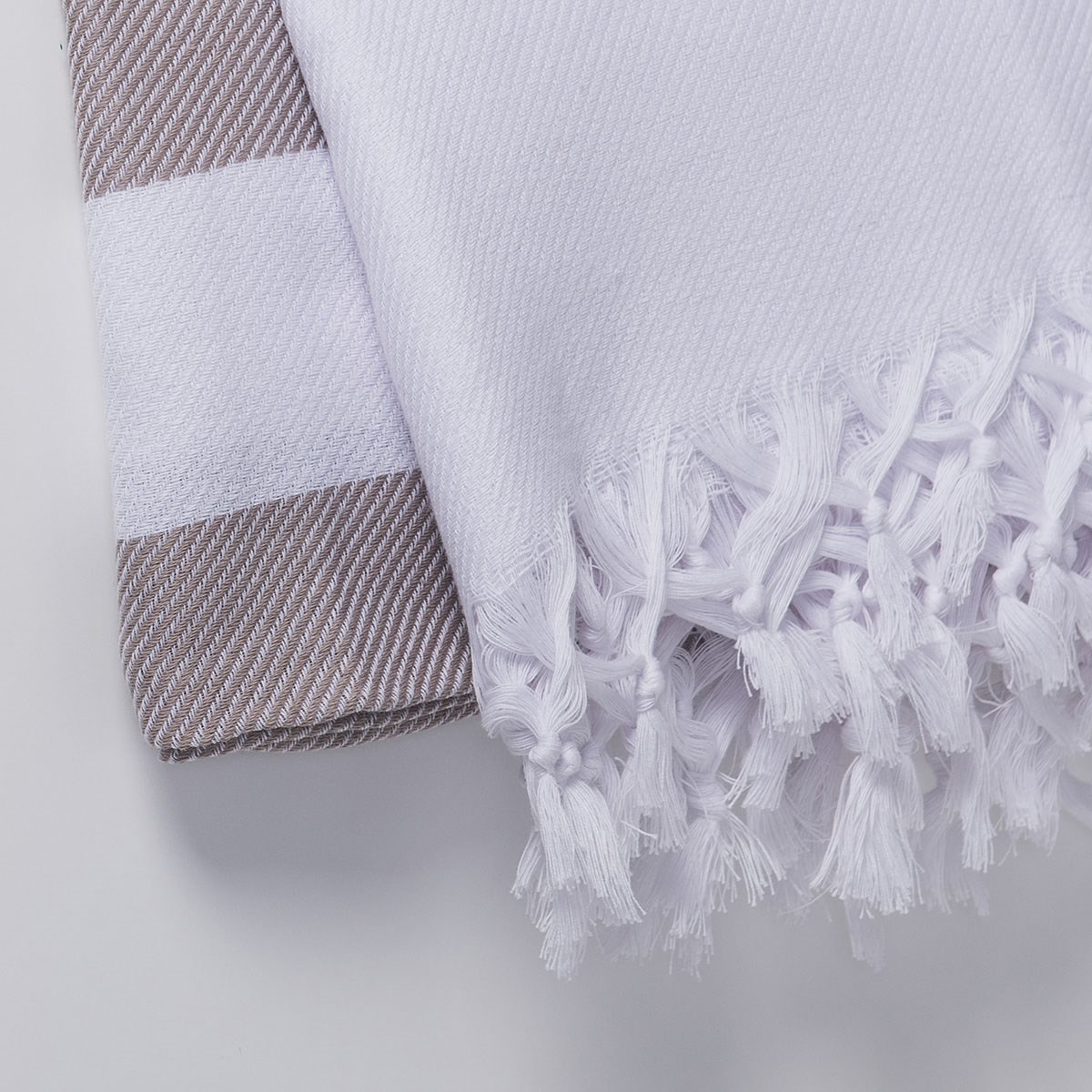 Soho Throw White - Taupe