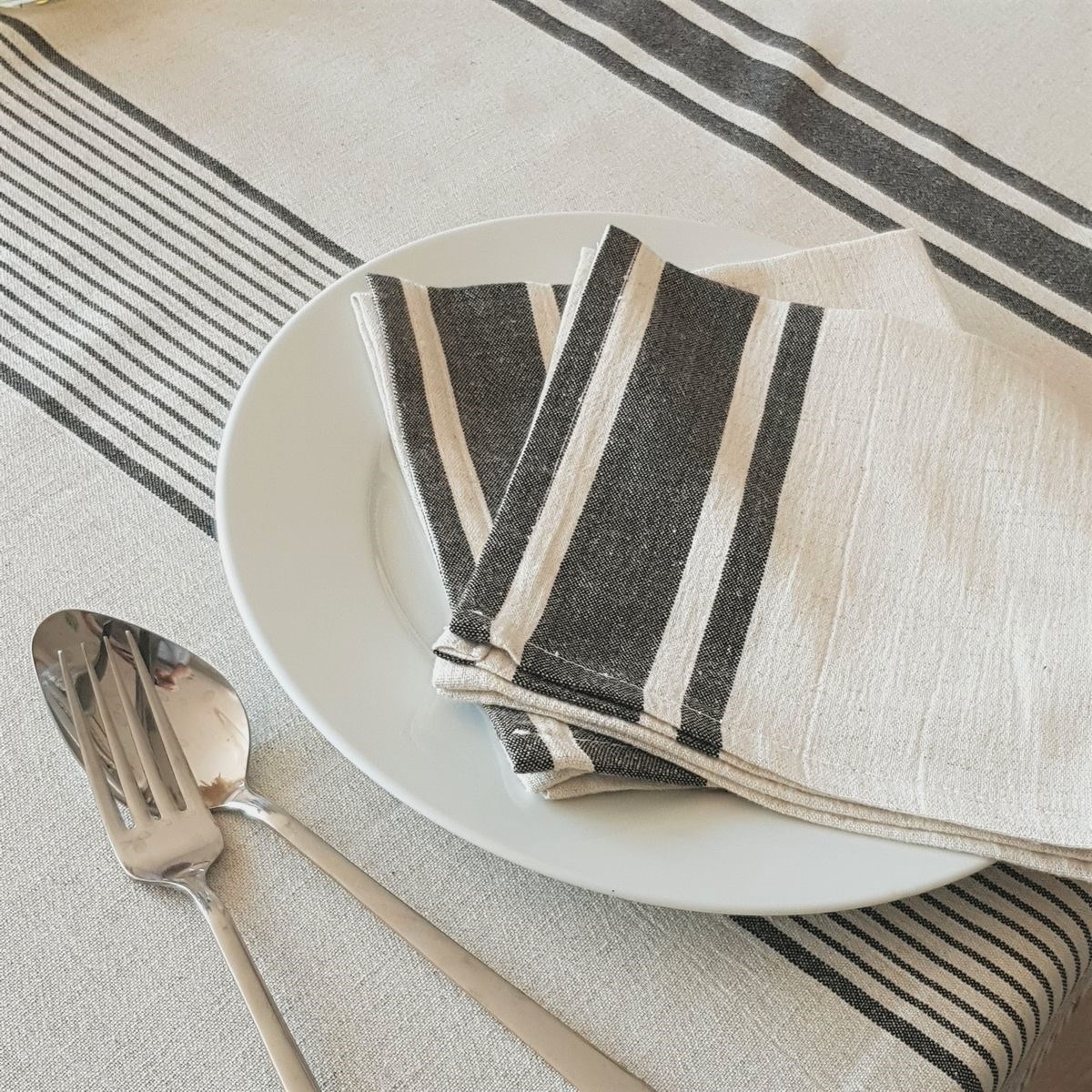 Kara Napkin Natural - Black
