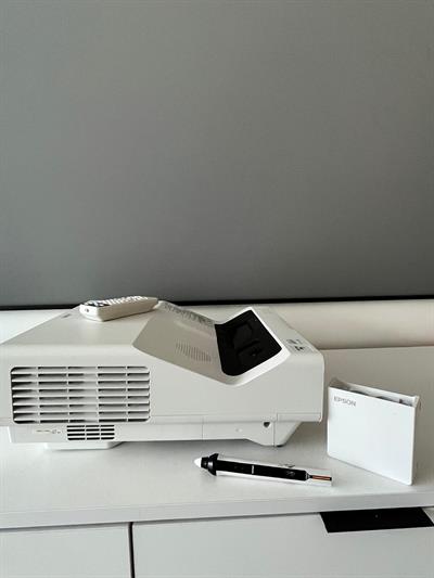 Epson EB-725Wi 4000 Lümen HD Kısa Mesafe Wi-Fi Projeksiyon Cihazı