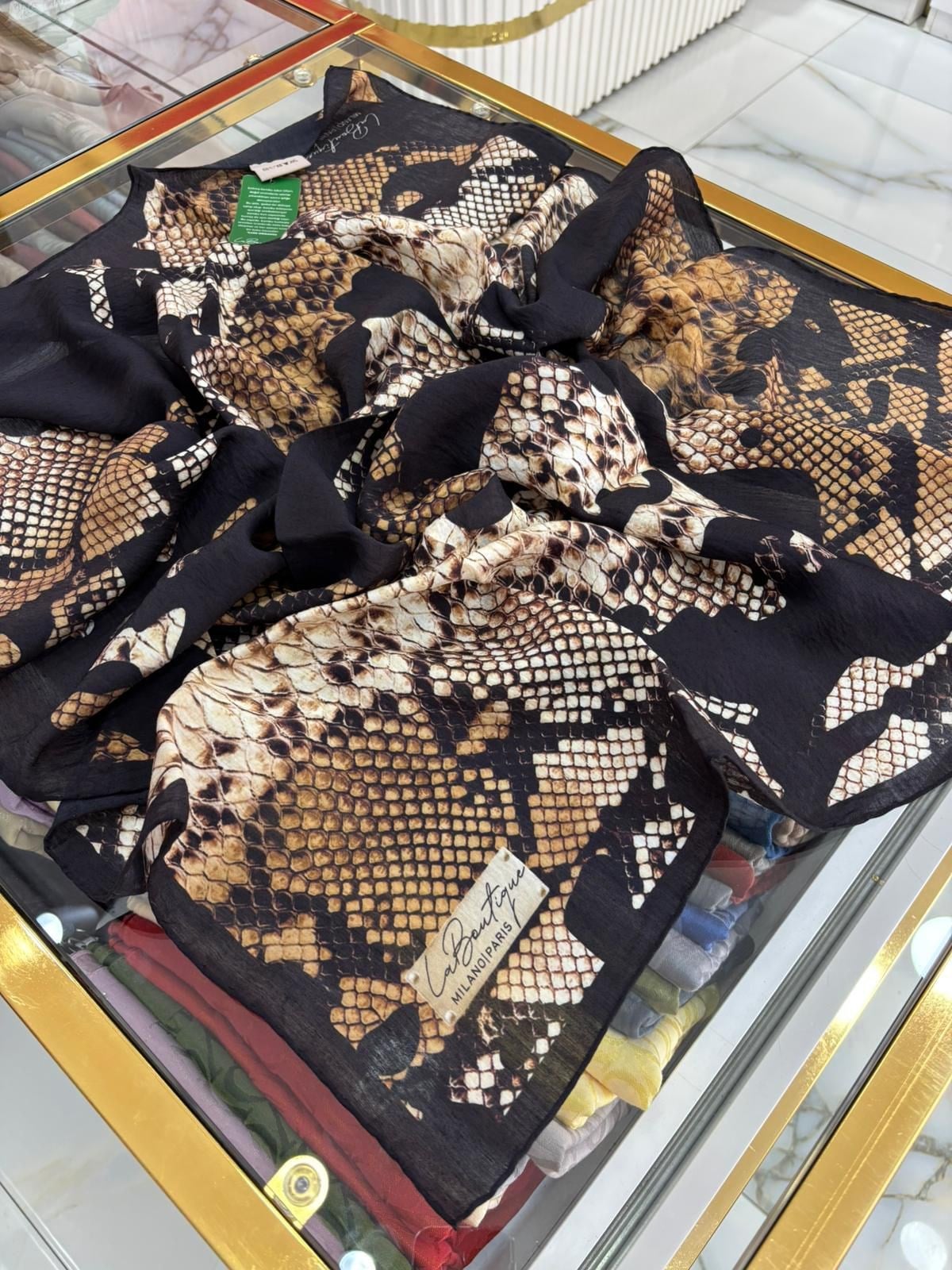 La Boutique Yeni Sezon Desenli Güz Yaz Serinliği Eşarp Siyah Rengi