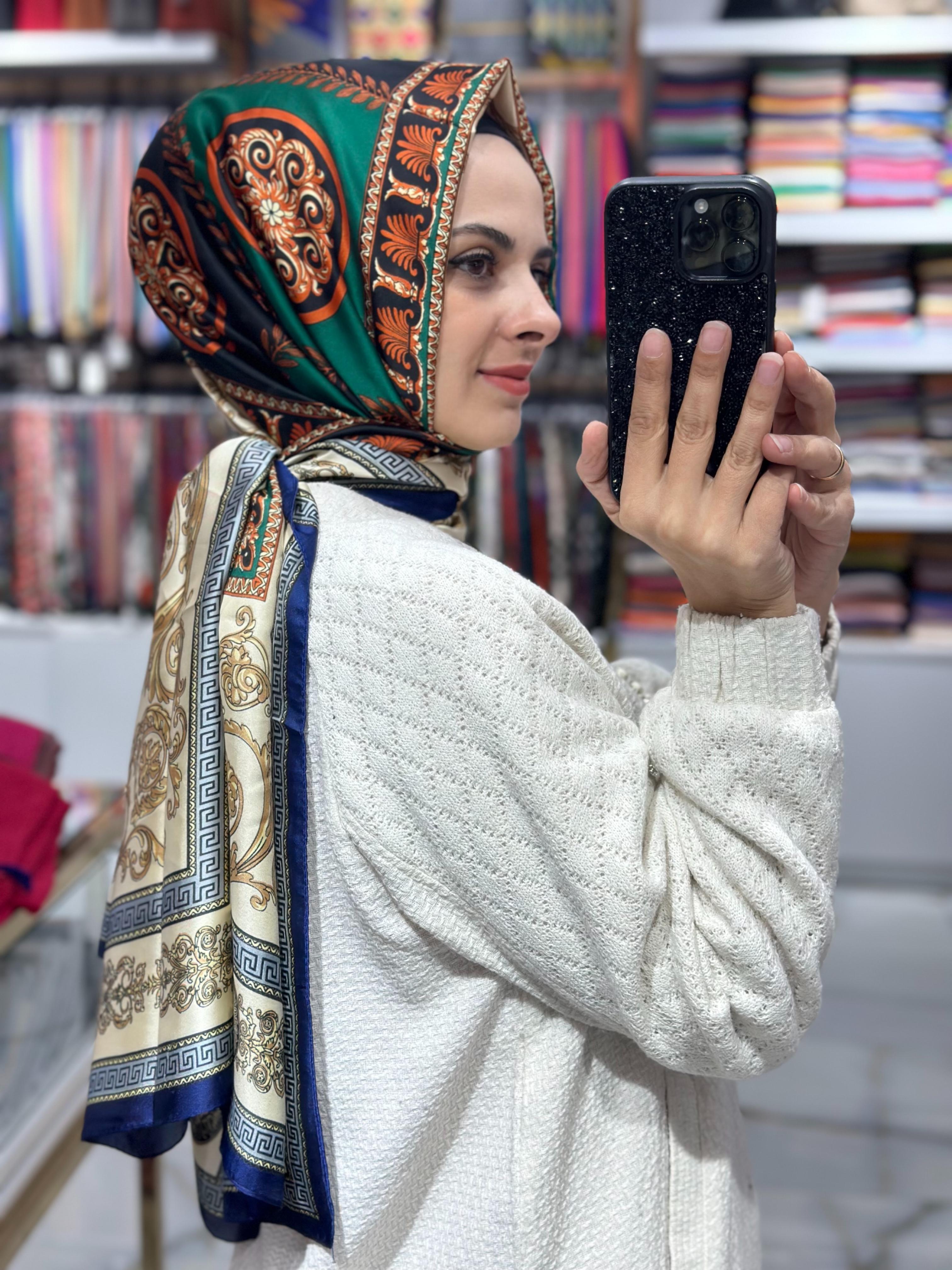 Desenli ipek şal Versace (Zümrüt)