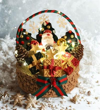 Özel Tasarım Yılbaşı Sepetinde Ledli Noel Babalı Kokulu Taş Dekoratif Hediyelik