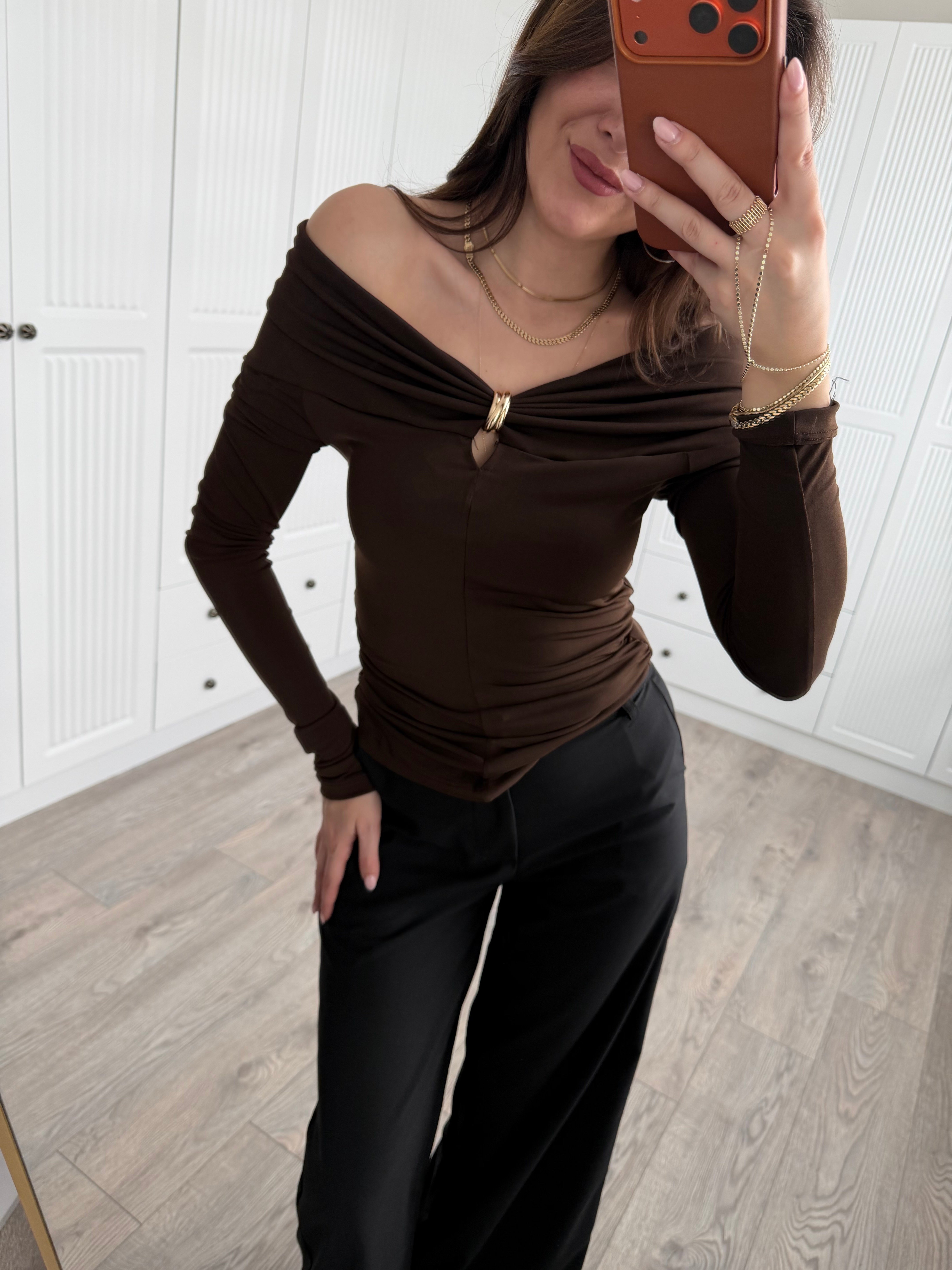 Kahve Kayık Yaka Gold Aksesuarlı Bluz