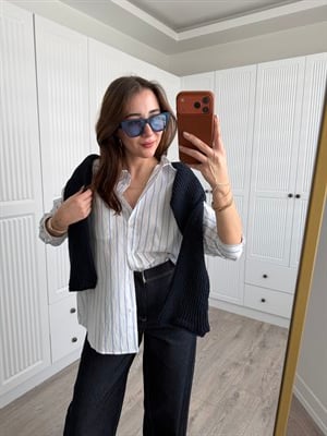 Mavi Çzigili Beyaz Cepli Gömlek