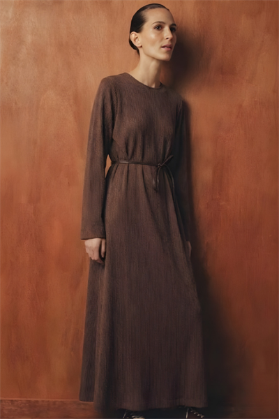 Dokulu Rahat Kesim Triko Elbise Kahve