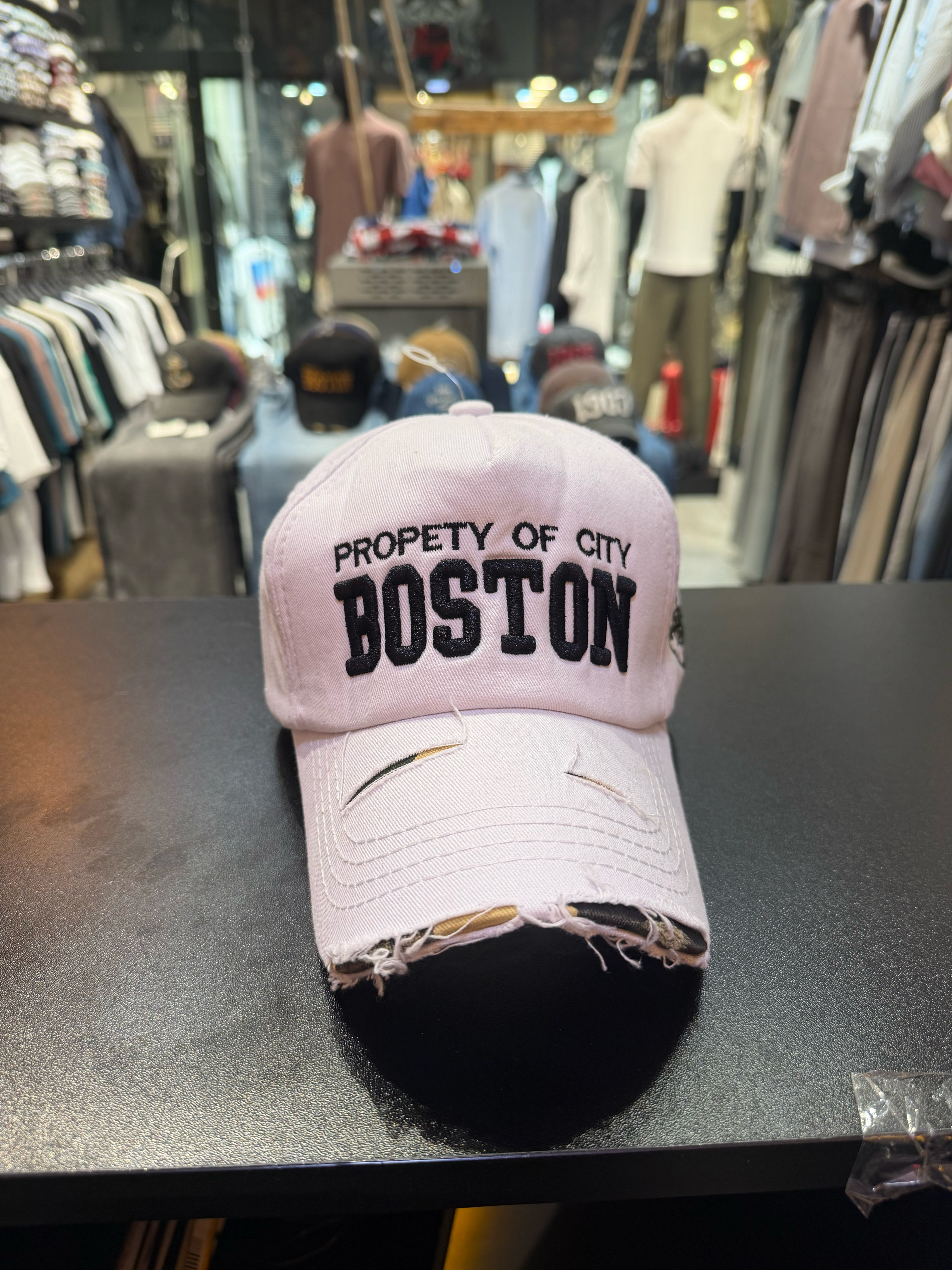 Yırtık Detaylı Boston Model Şapka