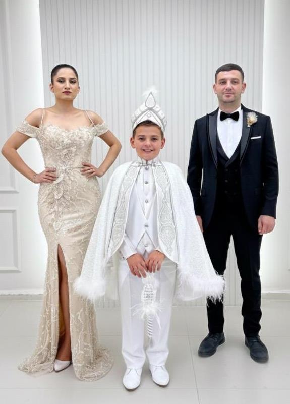 Madonna Yaka Üç Boyut Çiçek Detyalı Balık Abiye Nakışlı Krem Pelerin Siyah Damatlık Kombinli Set 235