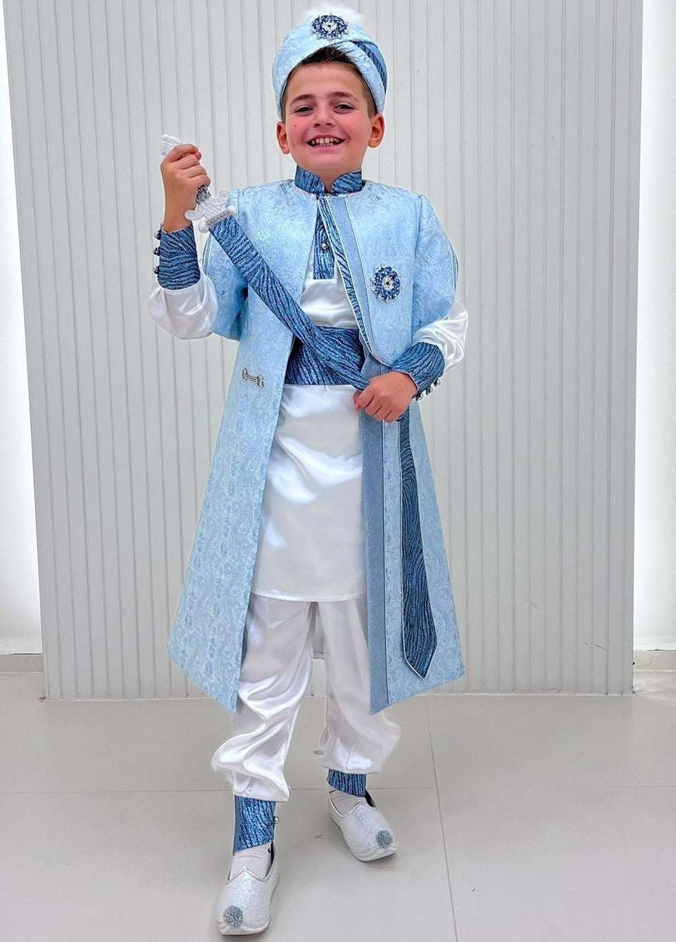 Bebe Mavi Brokar Kumaşlı Altın Broşlu Asil Kaftan Sünnet Kıyafeti
